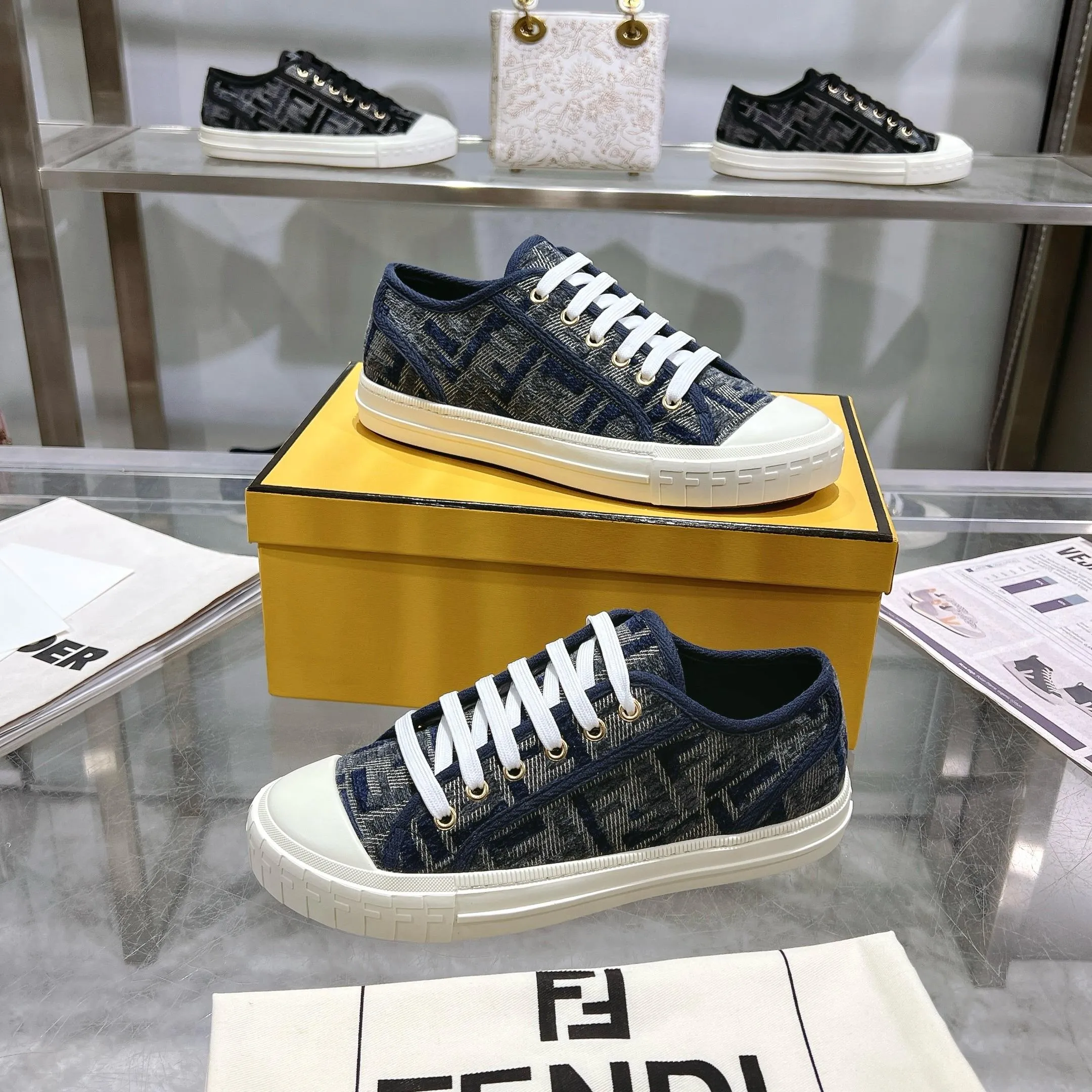 Couple style 💰460❤️Fendi Fendi's latest couple canvas shoes ❑ Fabric: Original customized imported jacquard canvas material ❑ Inner lining: Imported canvas material ❑ Sole: Original molded non-slip TPU outsole ❑ Bottom thickness: 2.5cm ❑ Size: Women's 35-40/Men's 39-45